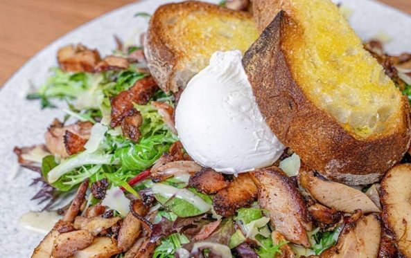 Pulled meat salad plate with toasted bread and garlic sauce